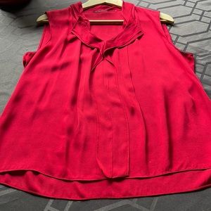 🚨Ladies Elie Tahari silk shirt🚨Gently used and just dry cleaned!